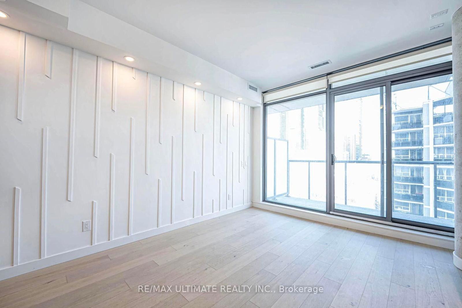 81 Wellesley St E, unit 907 for rent