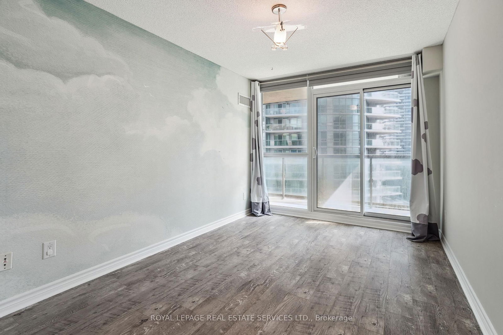 25 Lower Simcoe St, unit 1807 for rent