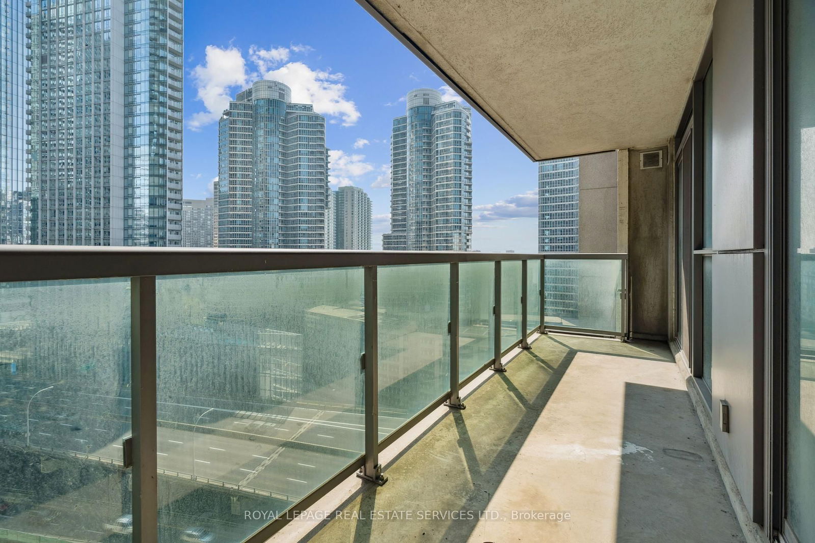 25 Lower Simcoe St, unit 1807 for rent