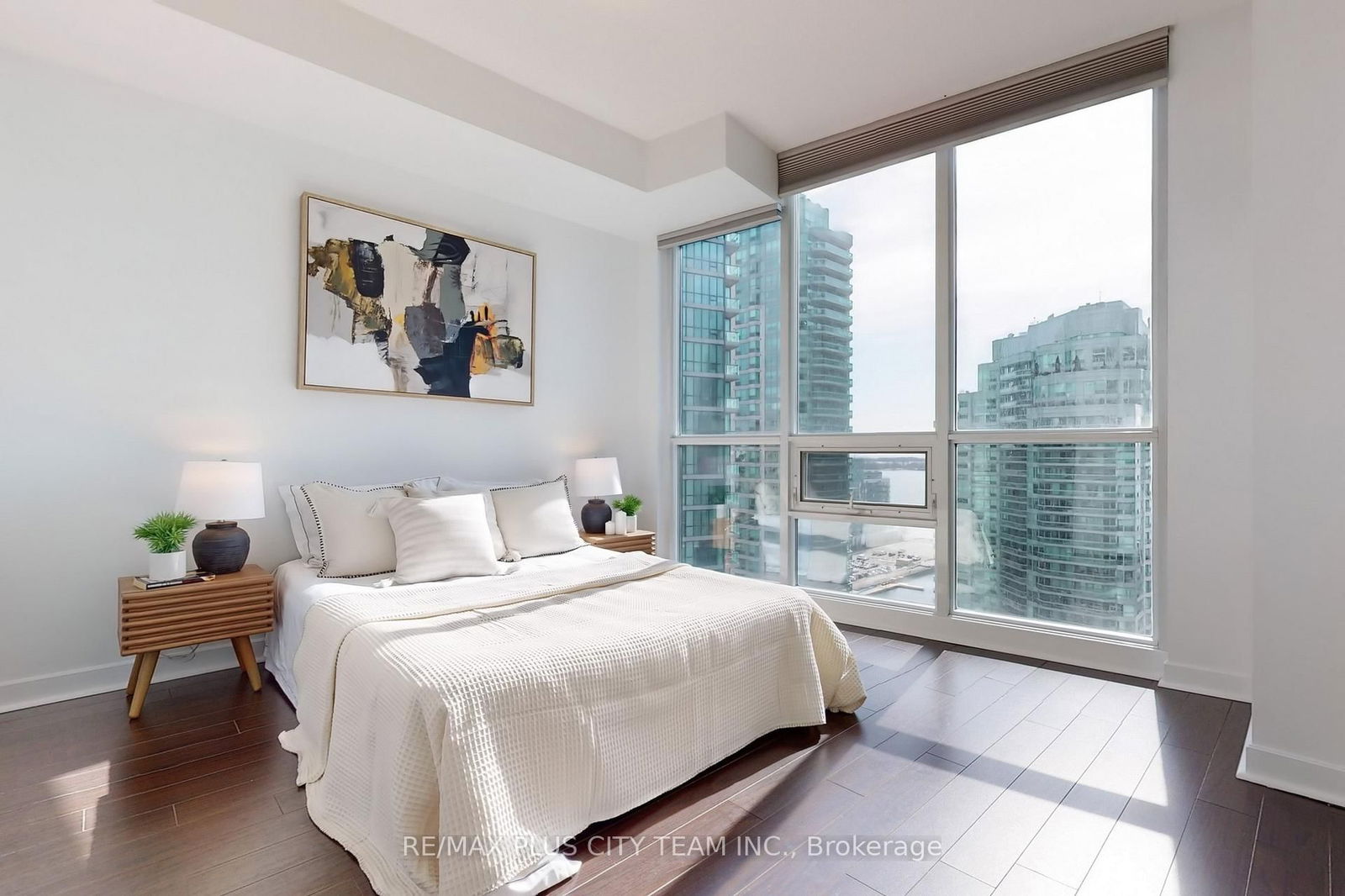 18 Harbour St, unit 1910 for sale