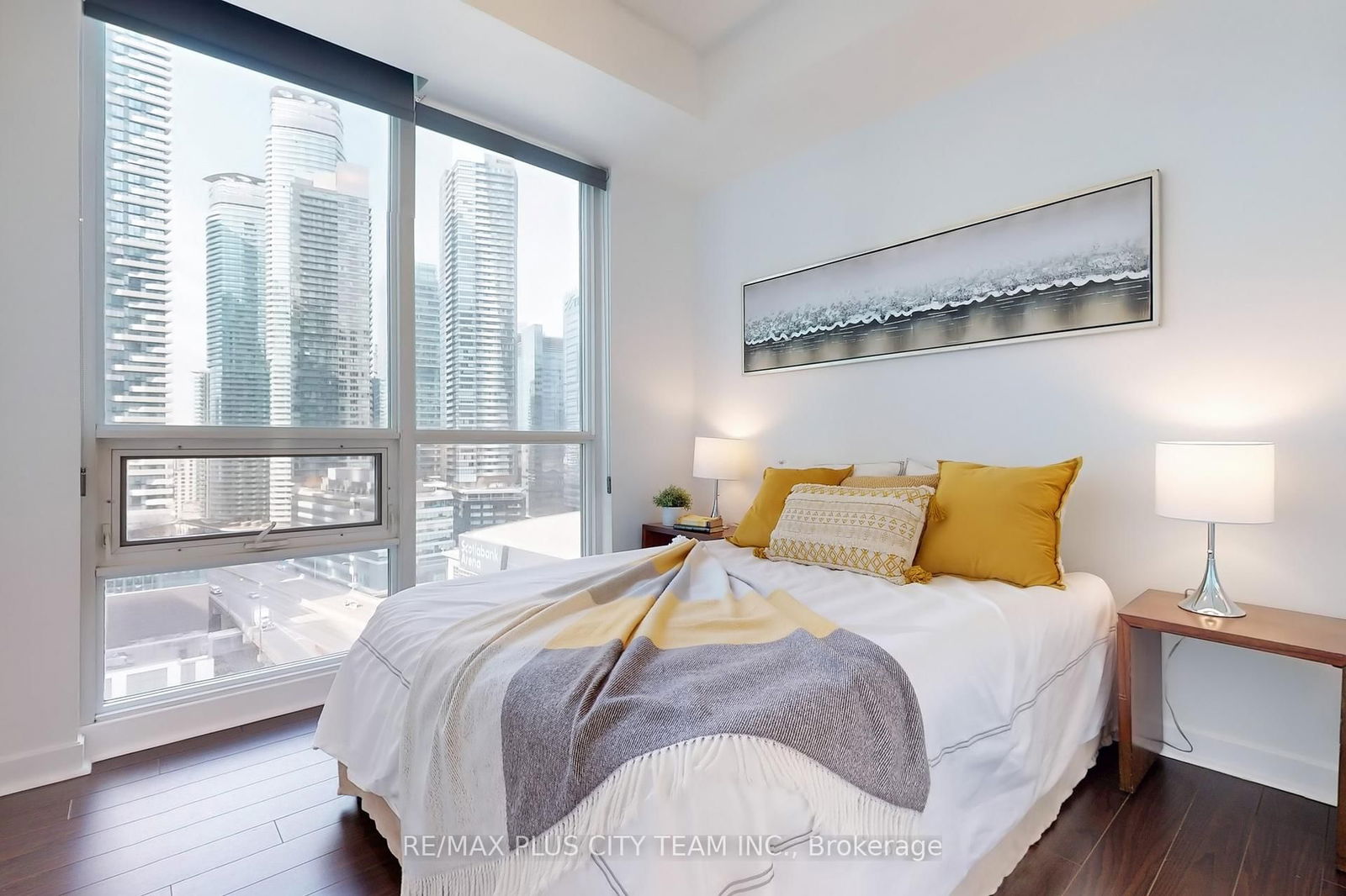 18 Harbour St, unit 1910 for sale