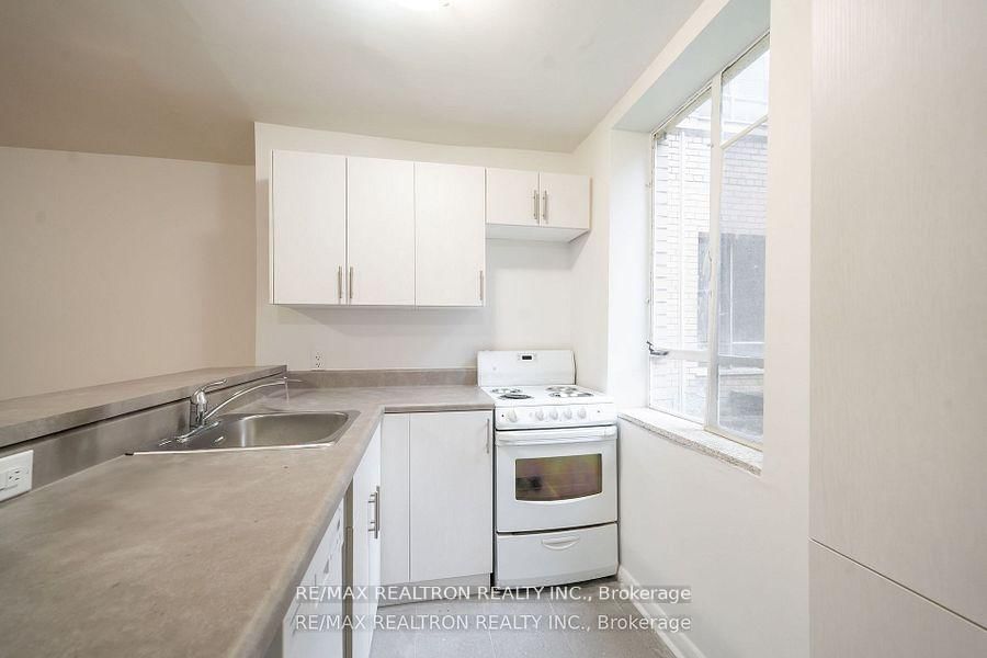 77 Erskine Ave, unit 205 for rent