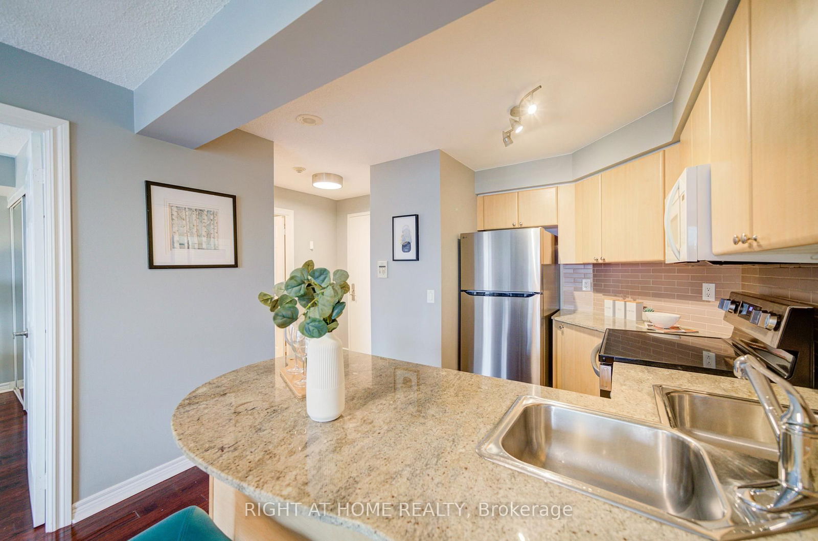 763 Bay St, unit 2013 for sale