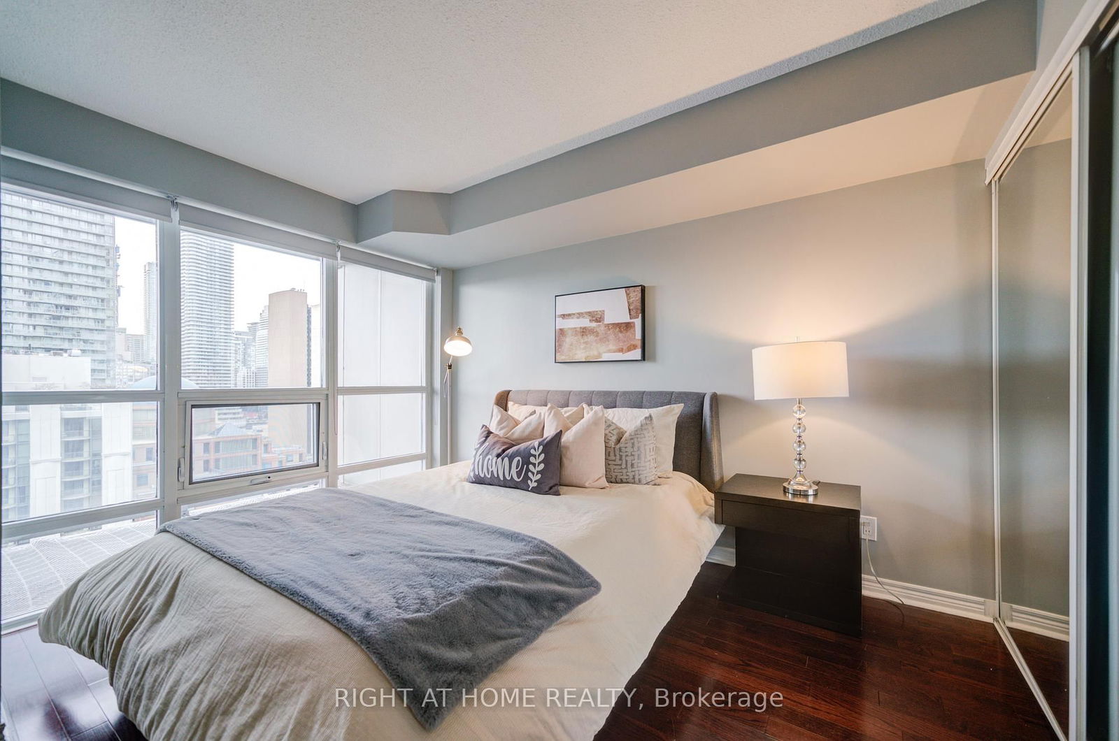 763 Bay St, unit 2013 for sale