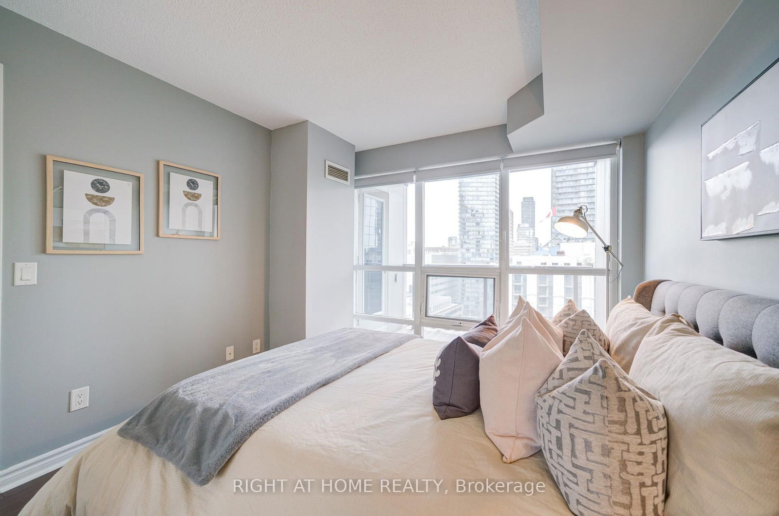 763 Bay St, unit 2013 for sale