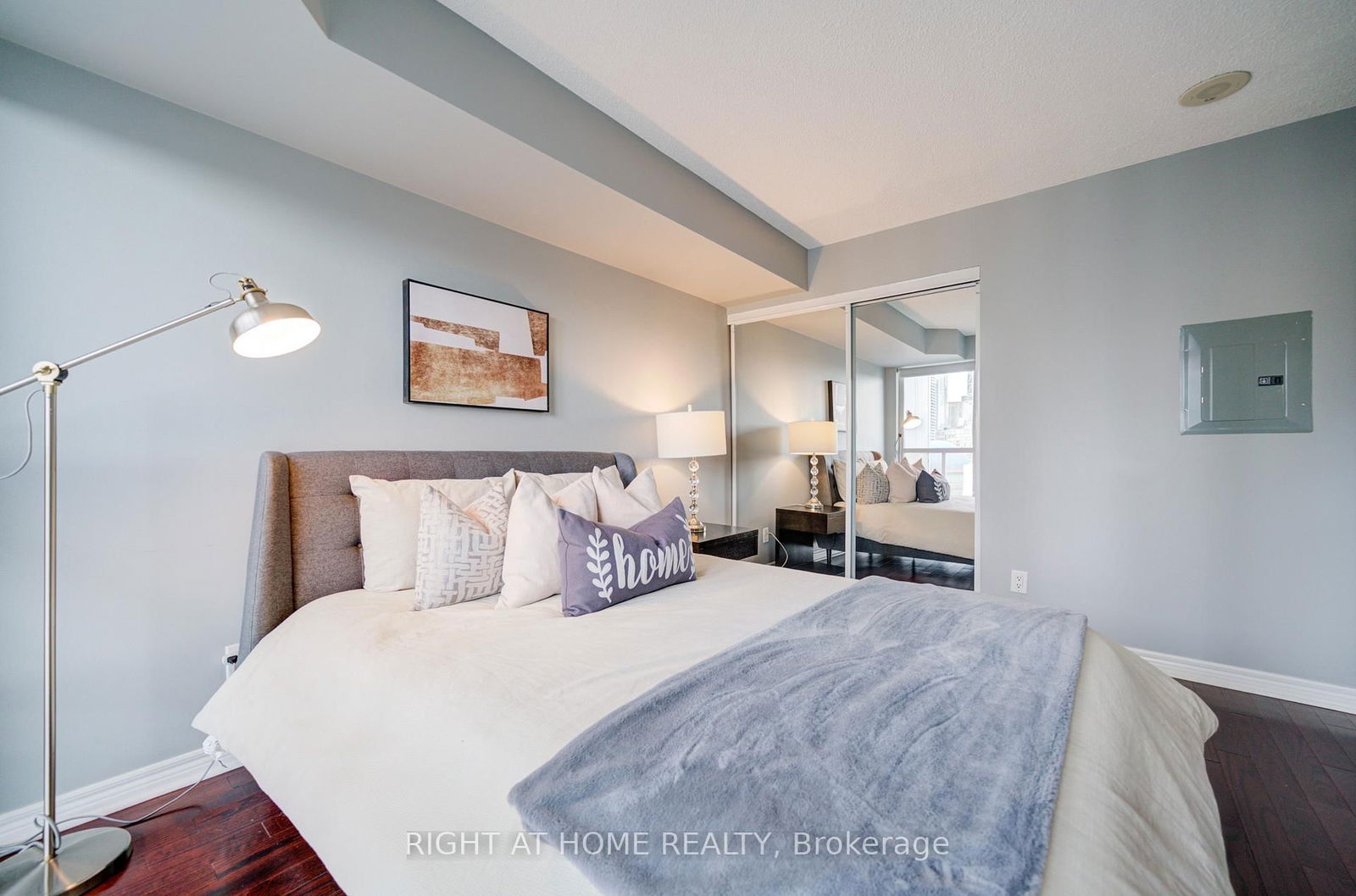 763 Bay St, unit 2013 for sale