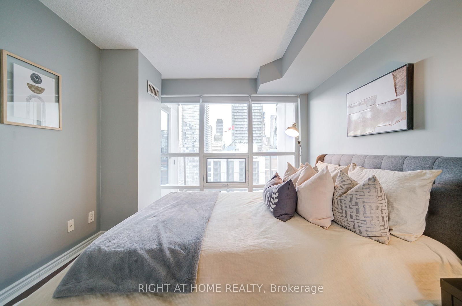 763 Bay St, unit 2013 for sale