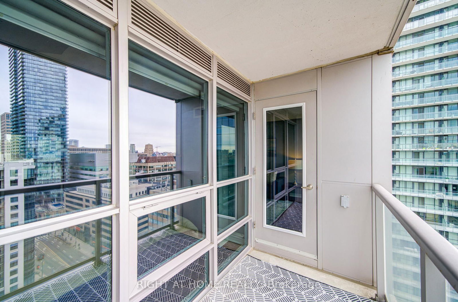 763 Bay St, unit 2013 for sale