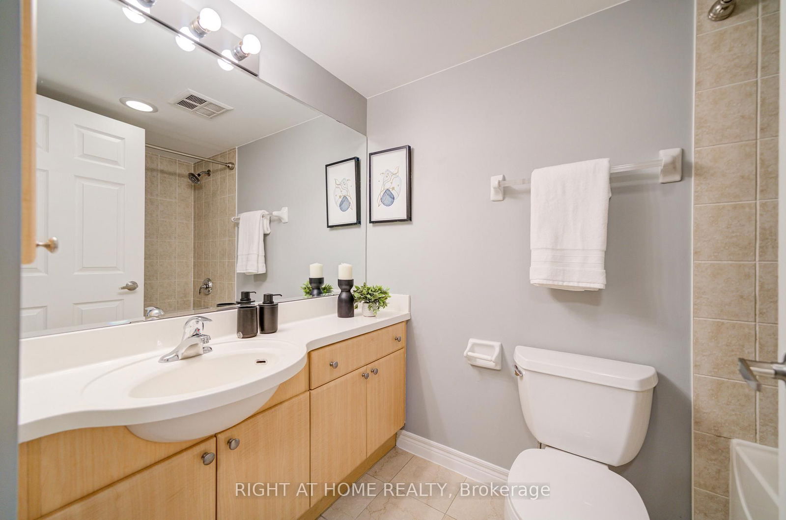 763 Bay St, unit 2013 for sale