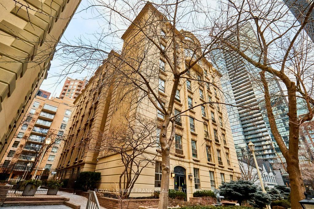 88 Charles St E, unit 301 for sale