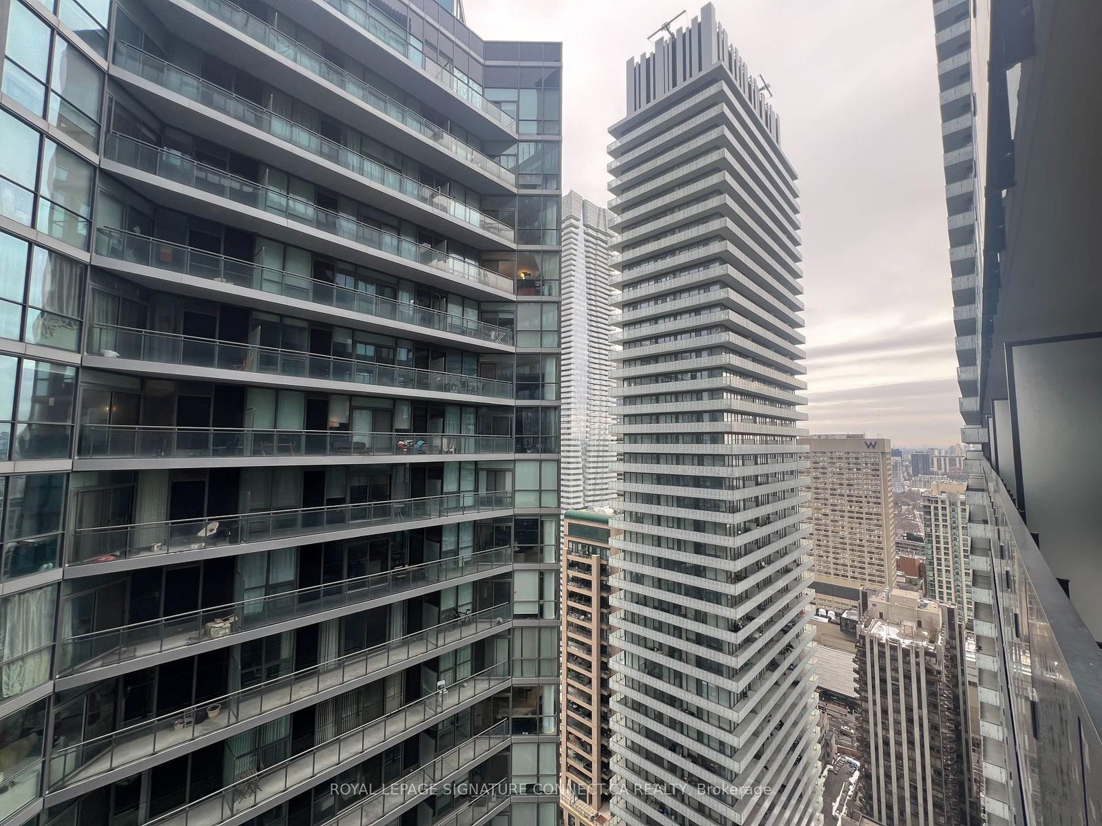 55 Charles St E, unit 4006 for rent