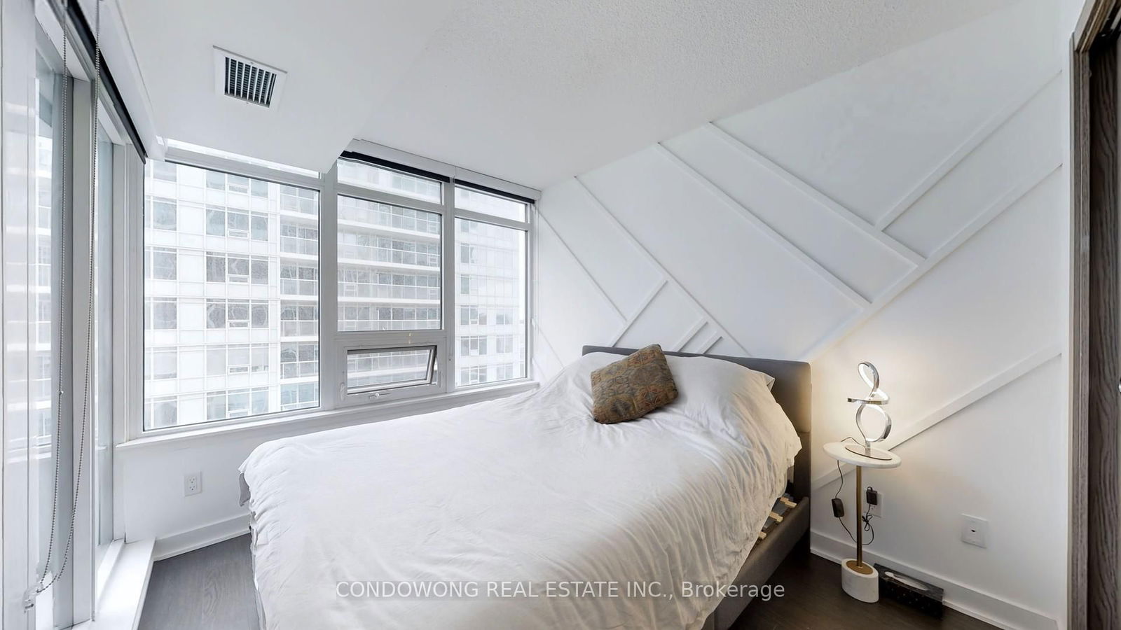 19 Bathurst St, unit 1810 for sale