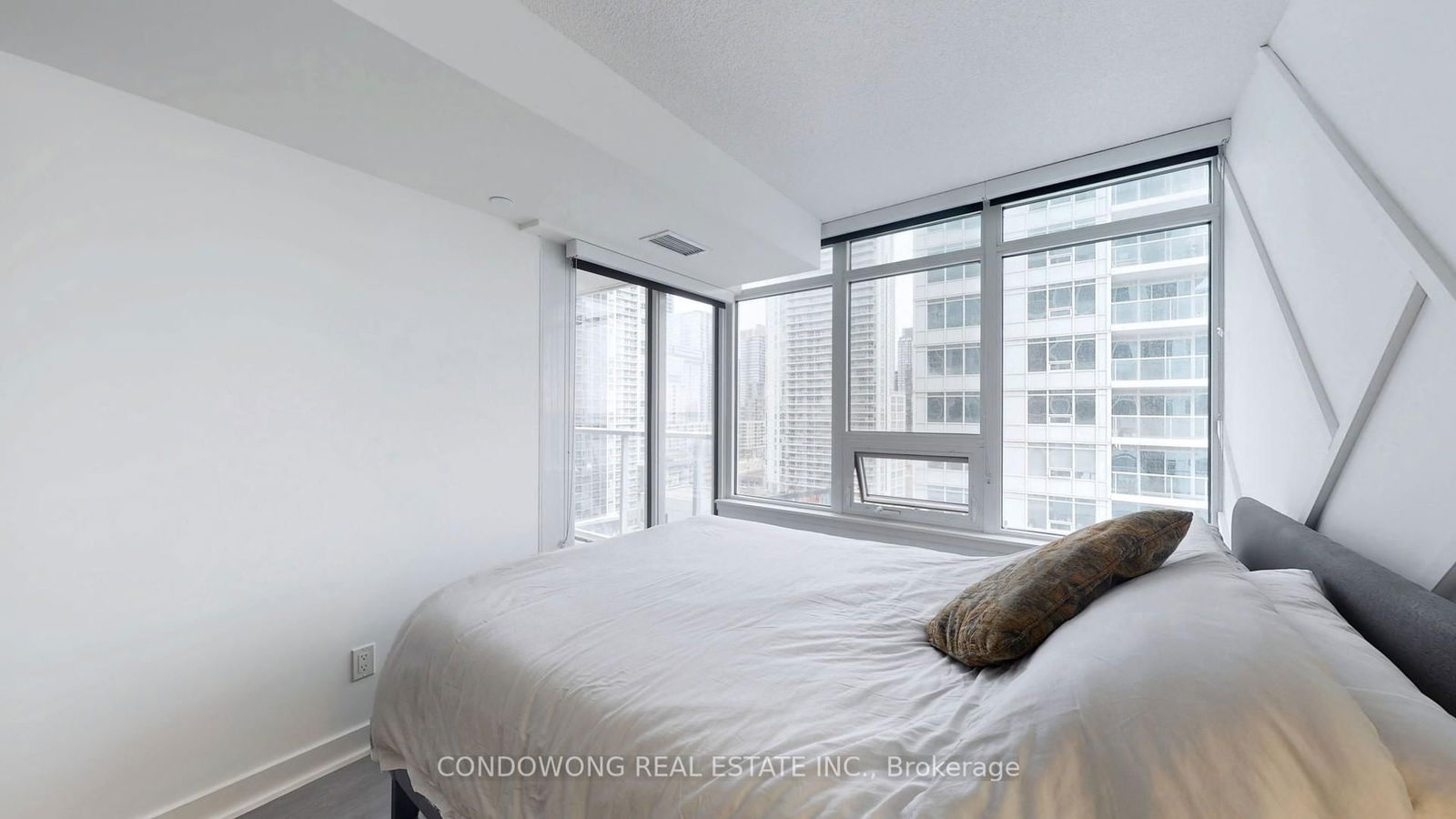 19 Bathurst St, unit 1810 for sale