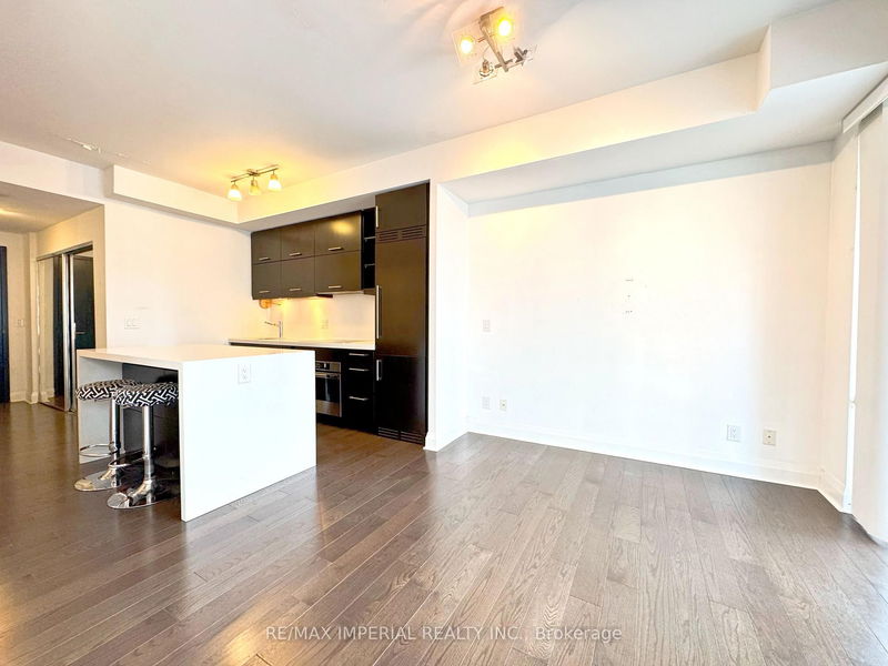 1080 Bay St, unit 909 for rent