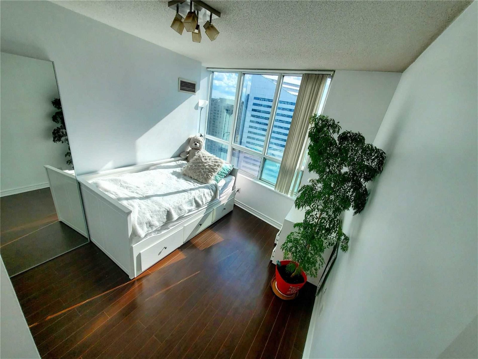 23 Hollywood Ave, unit 3302 for rent - image #6