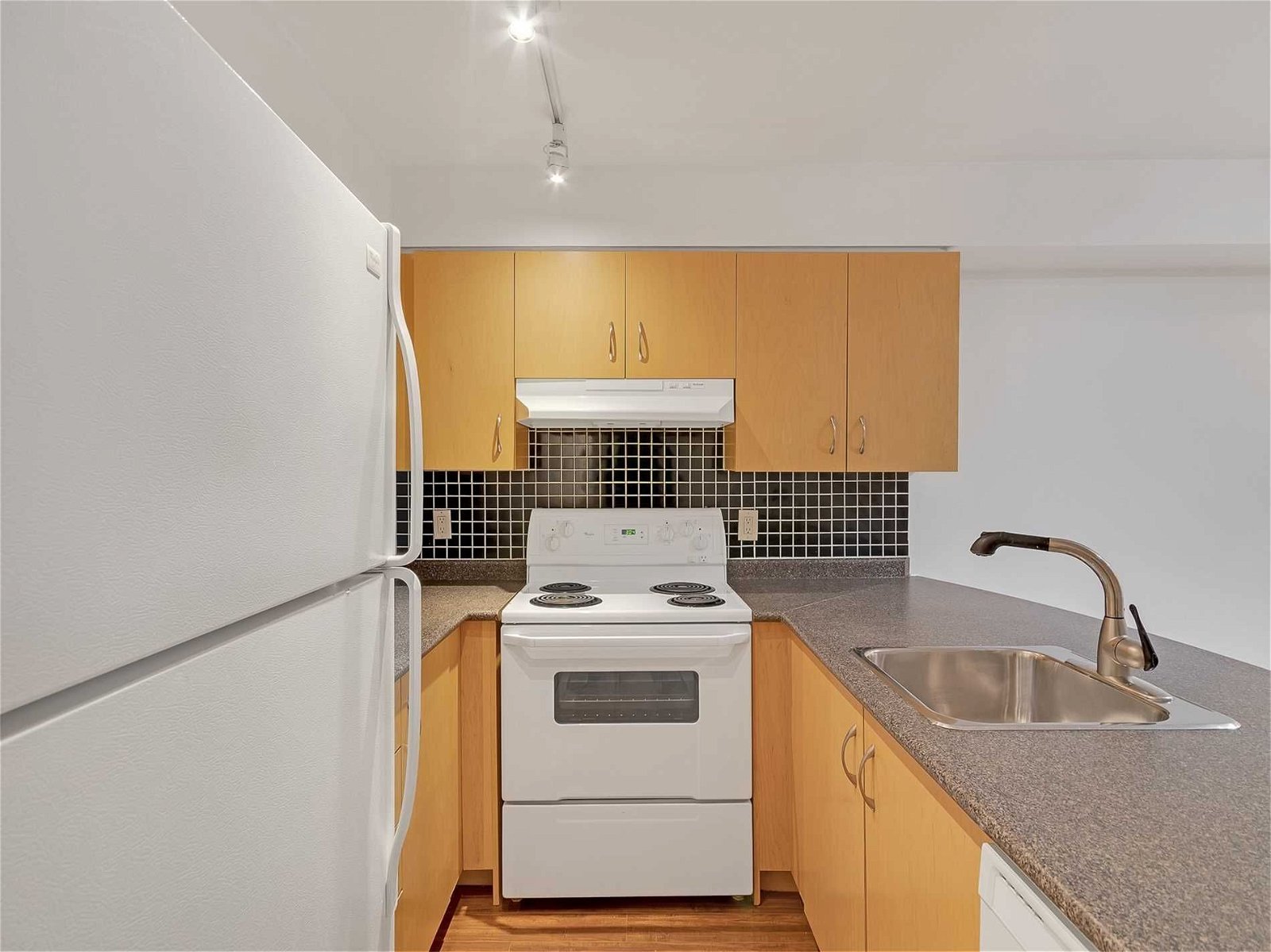 415 Jarvis St, unit 161 for rent - image #9