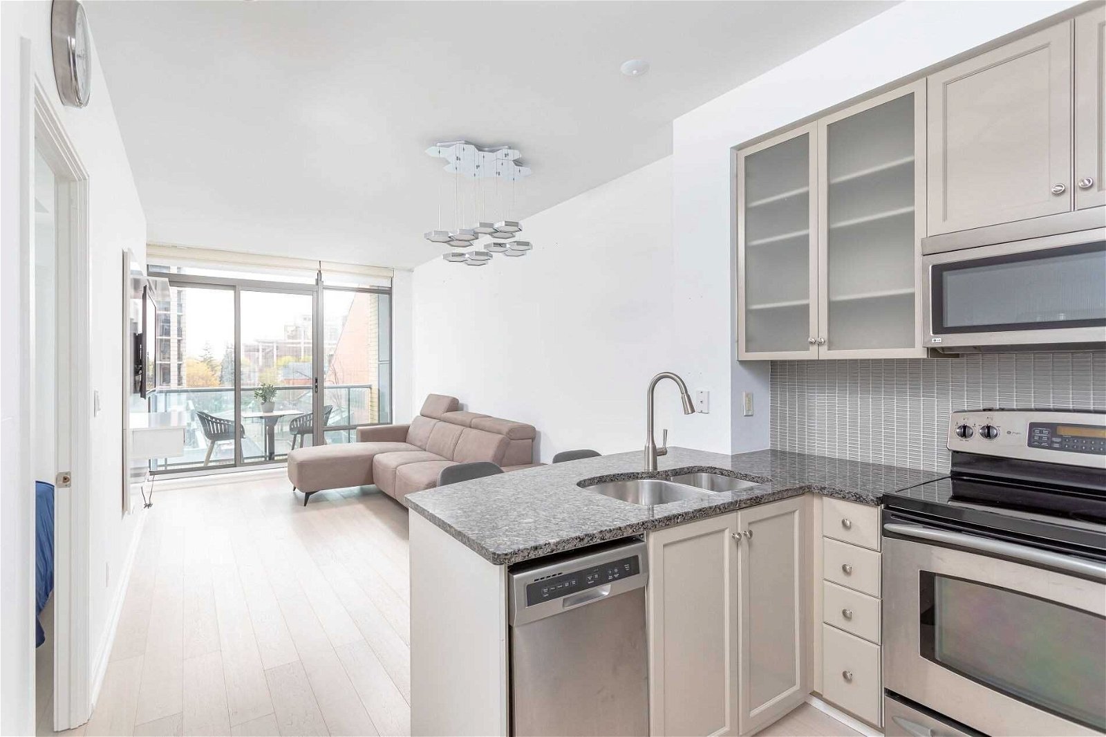 18 Yorkville Ave, unit 418 for sale - image #4