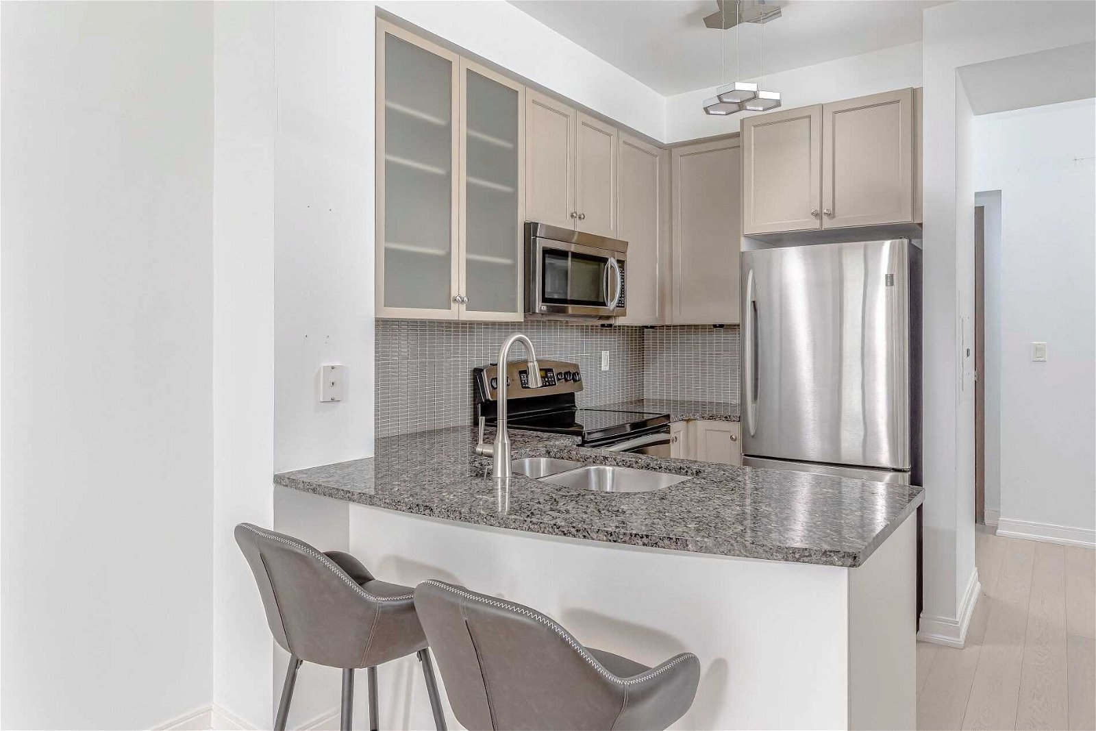 18 Yorkville Ave, unit 418 for sale - image #5
