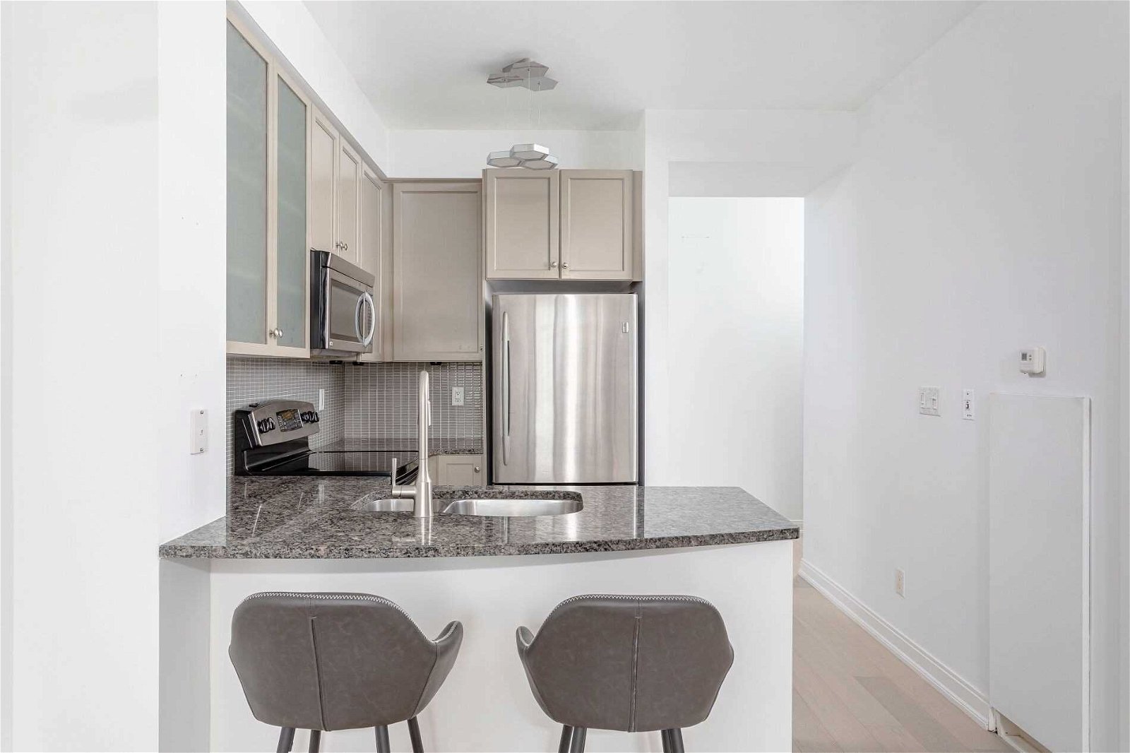 18 Yorkville Ave, unit 418 for sale - image #8
