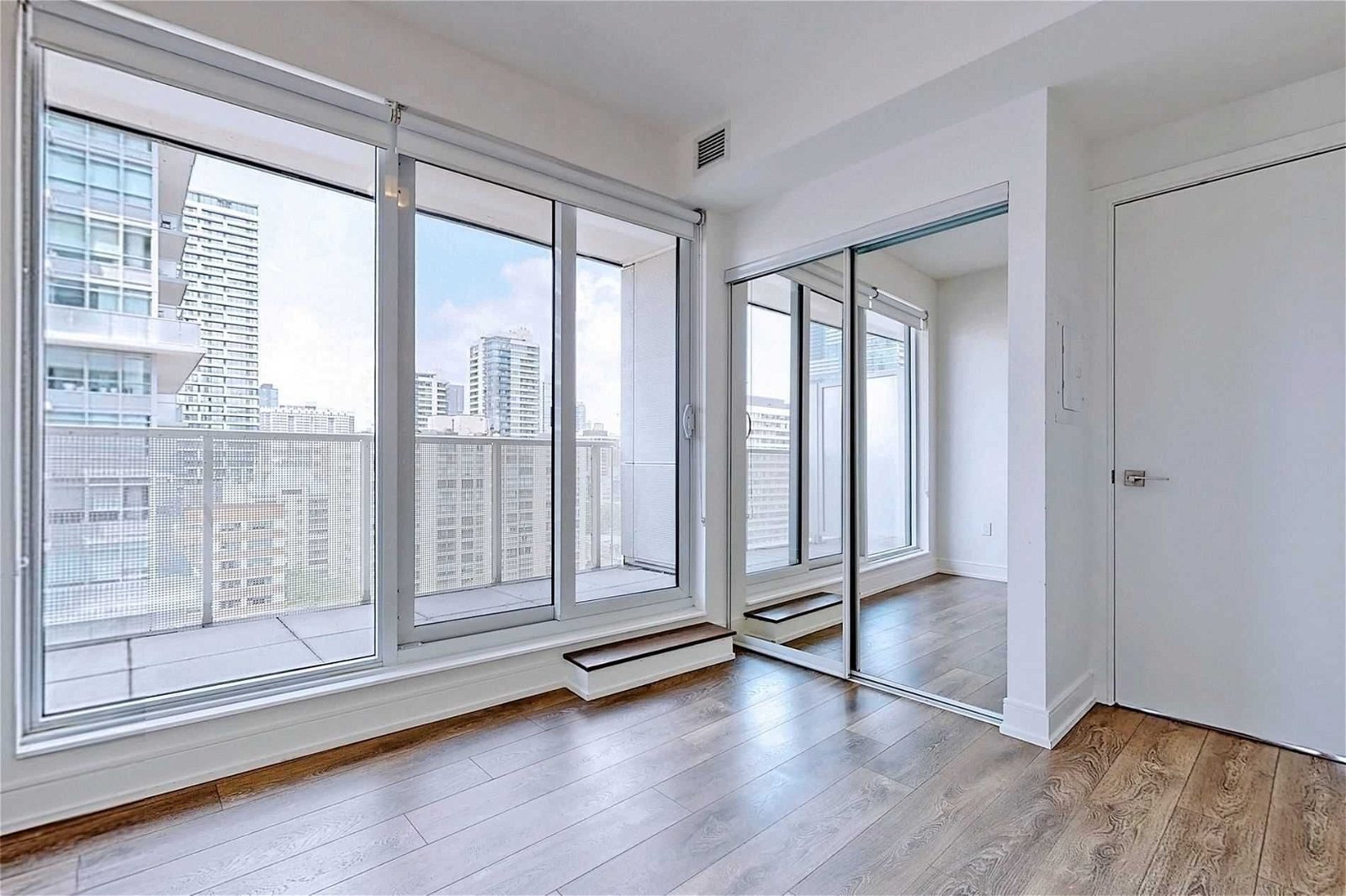 89 Mcgill St, unit 1305 for rent - image #2