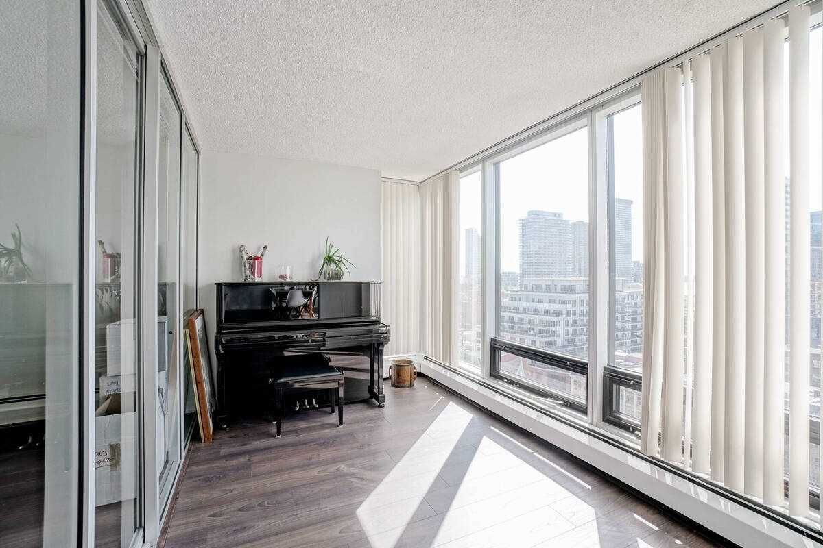 30 Wellington St E, unit 1602 for rent