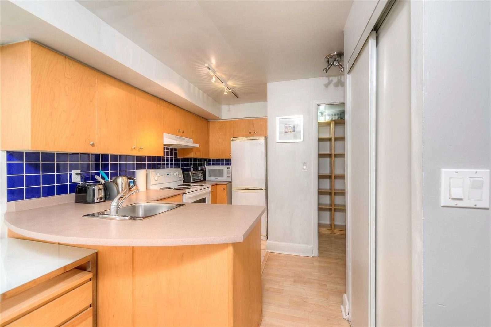 415 Jarvis St, unit 124 for rent - image #8