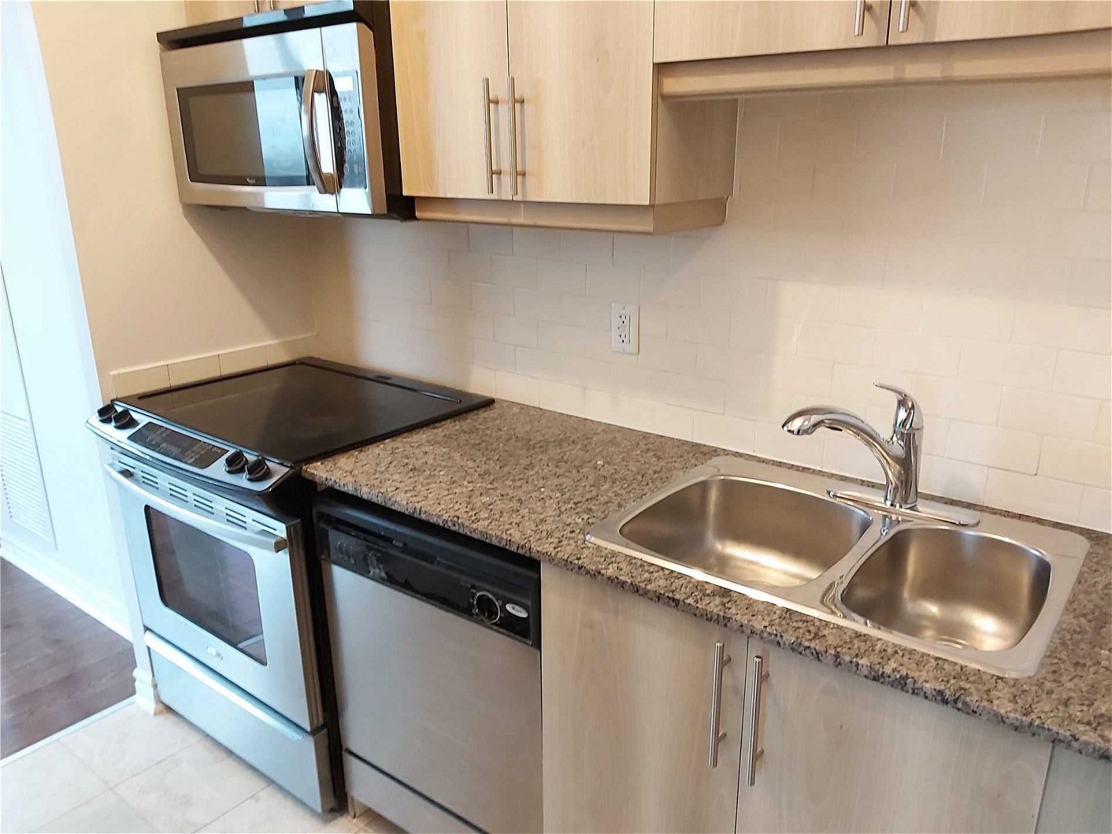 18 Holmes Ave, unit 1203 for rent - image #4