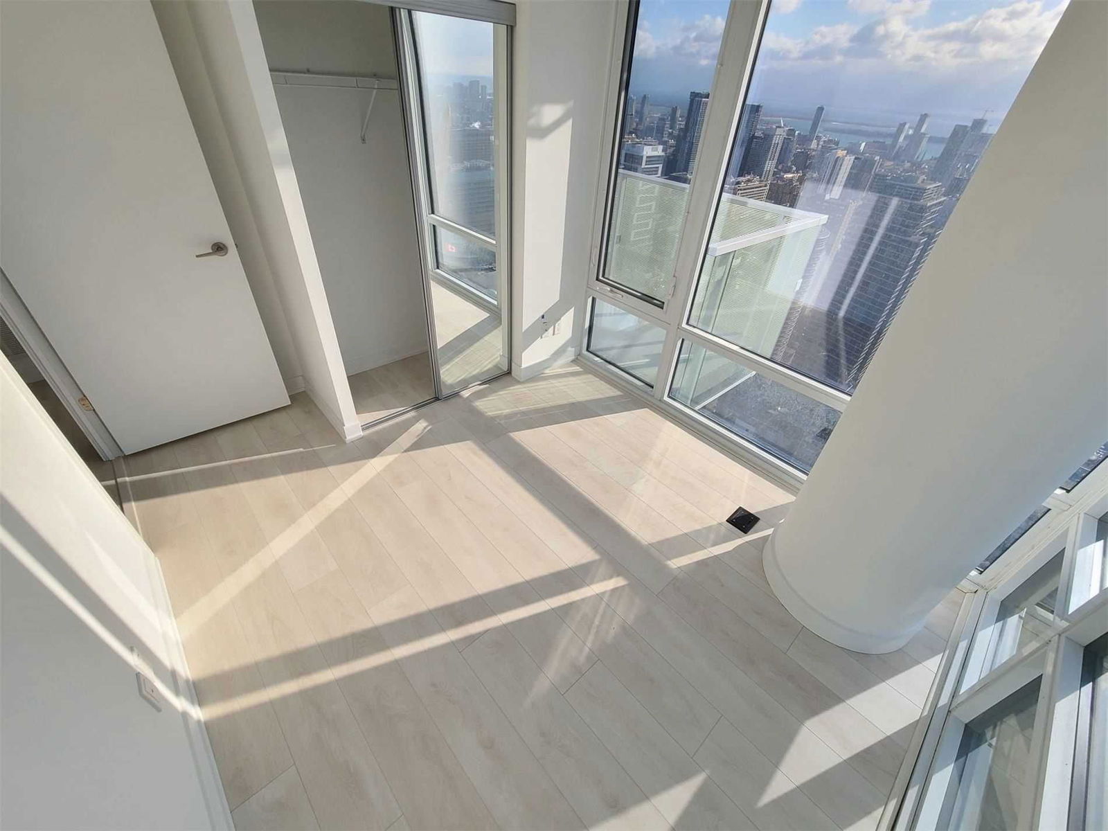 501 Yonge St, unit 4812 for rent in The Village - image #4