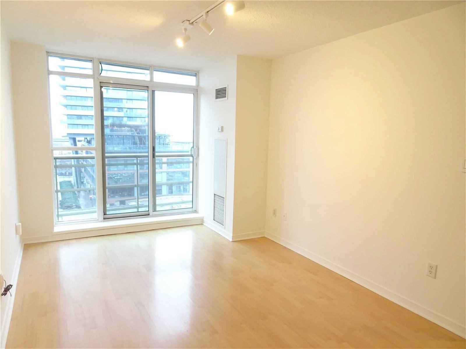 80 Mill St, unit 806 for rent - image #12