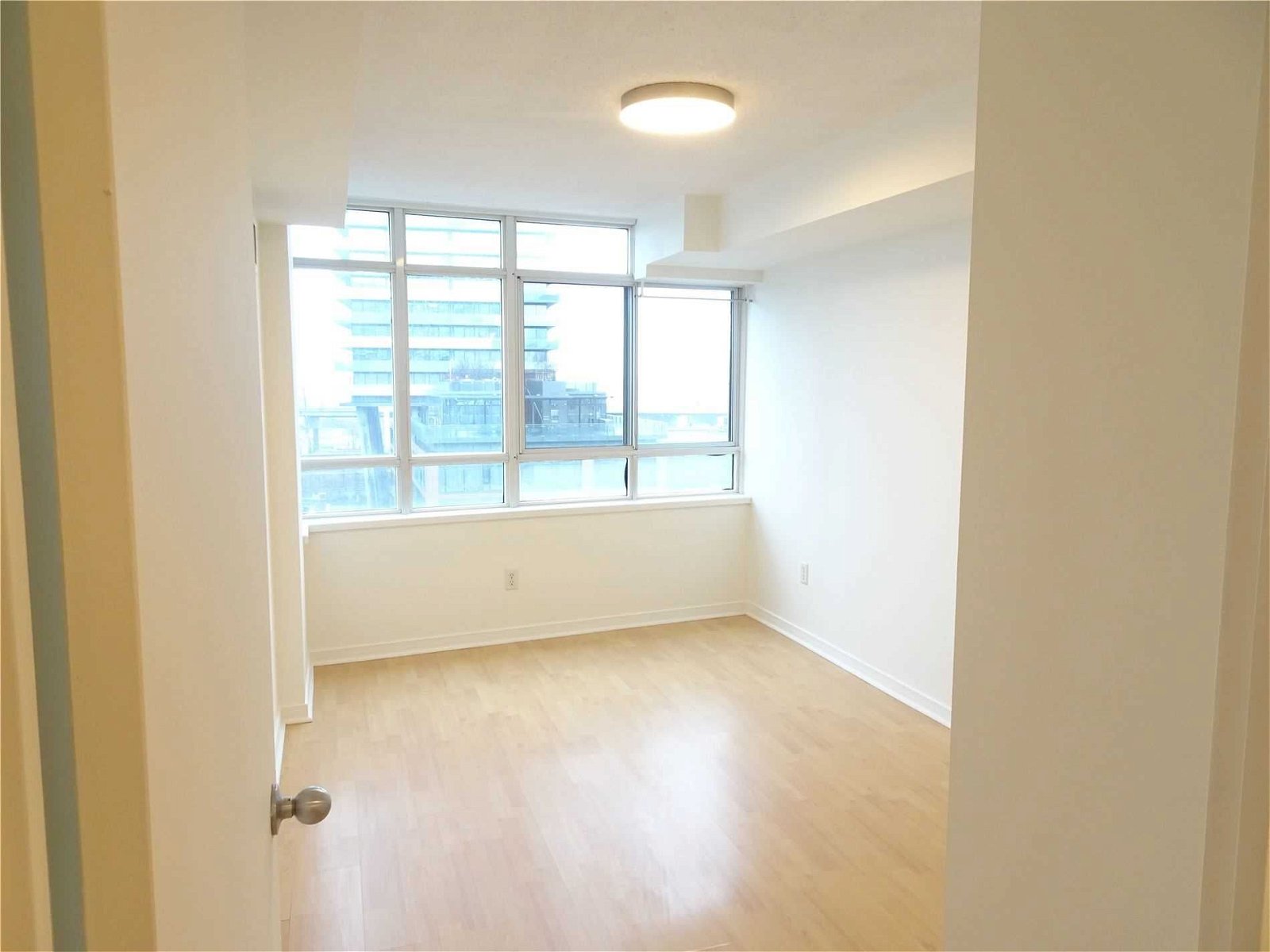 80 Mill St, unit 806 for rent - image #2