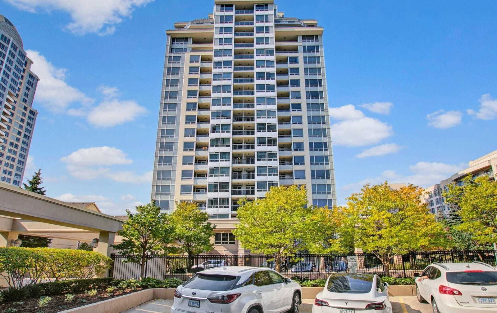 2 Rean Dr | NY Towers- The Waldorf | 1 Bed | 1 Bath | Unit #1311 ...