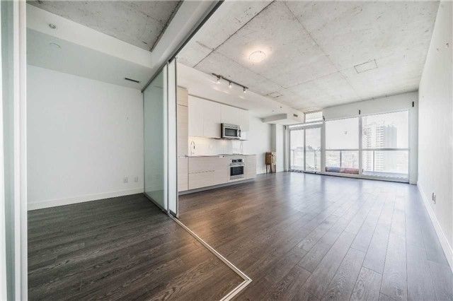 210 Simcoe St, unit 1804 for rent