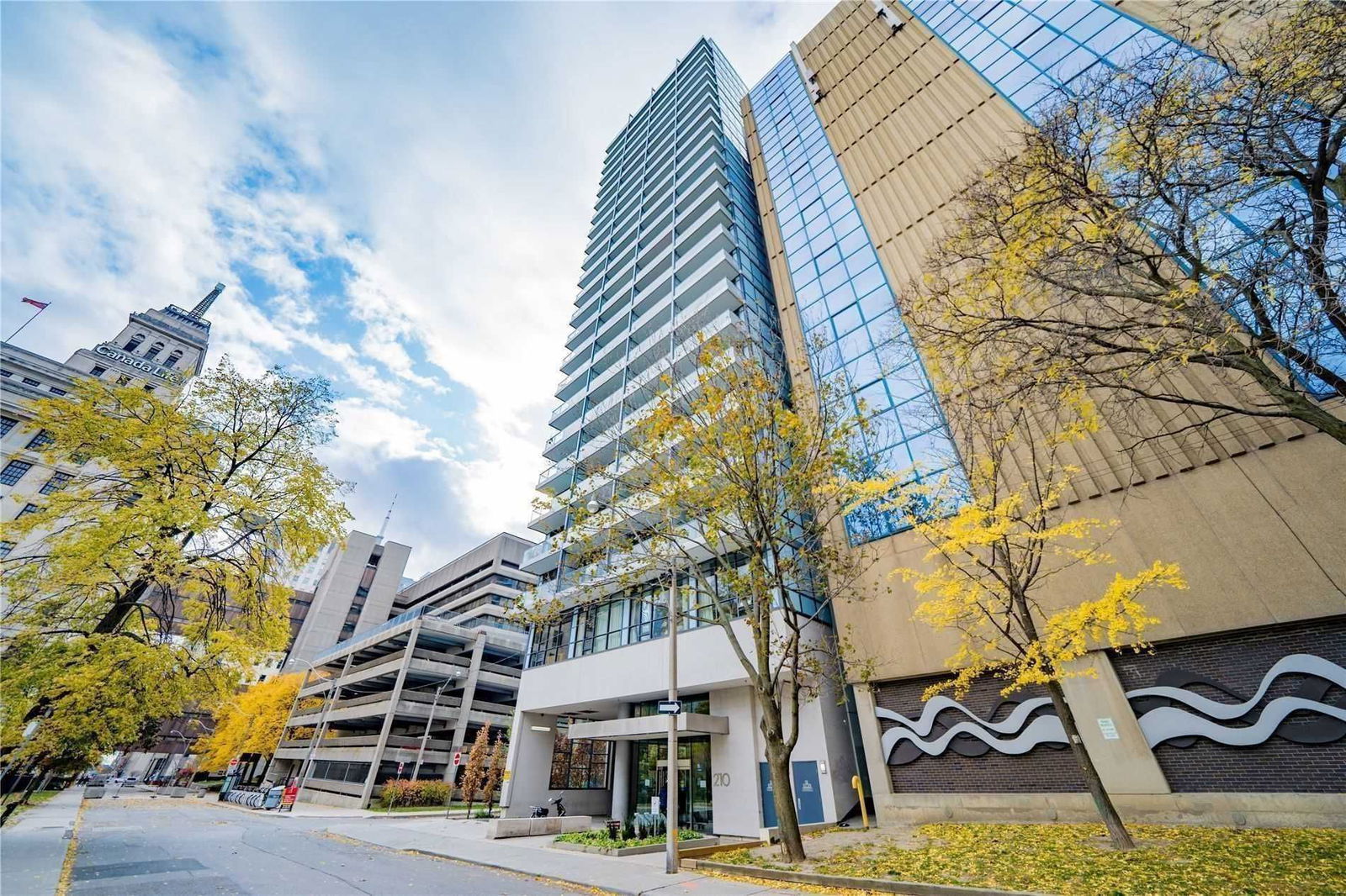 210 Simcoe St, unit 1804 for rent