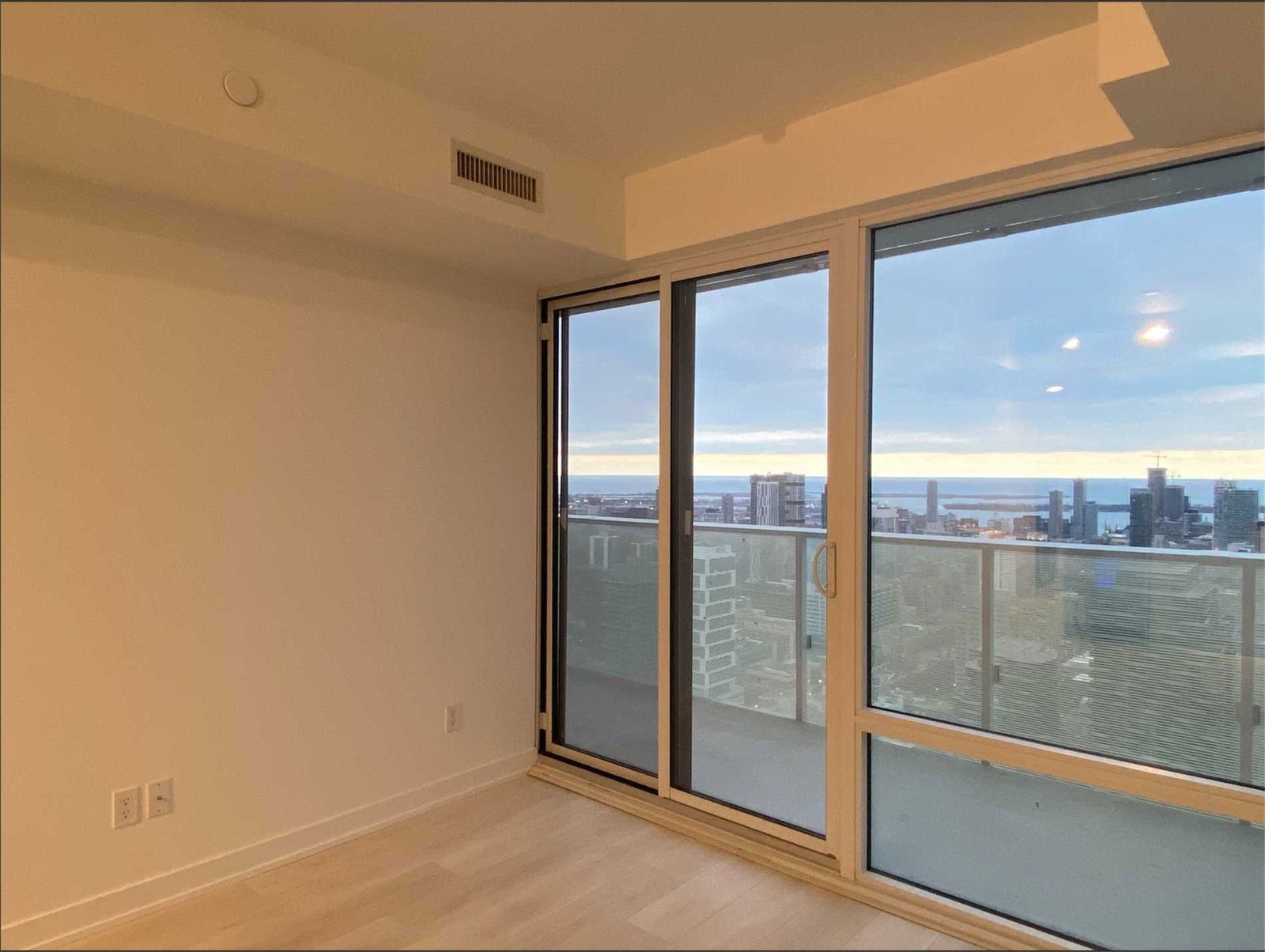 501 Yonge St, unit 4810 for rent in The Village - image #4