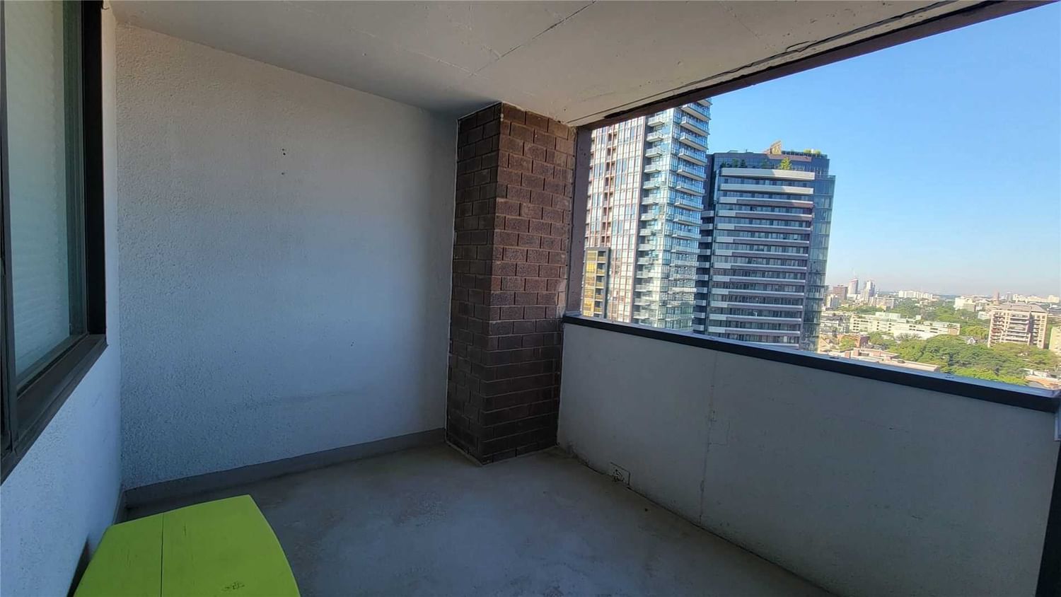 914 Yonge St, unit 1707 for rent