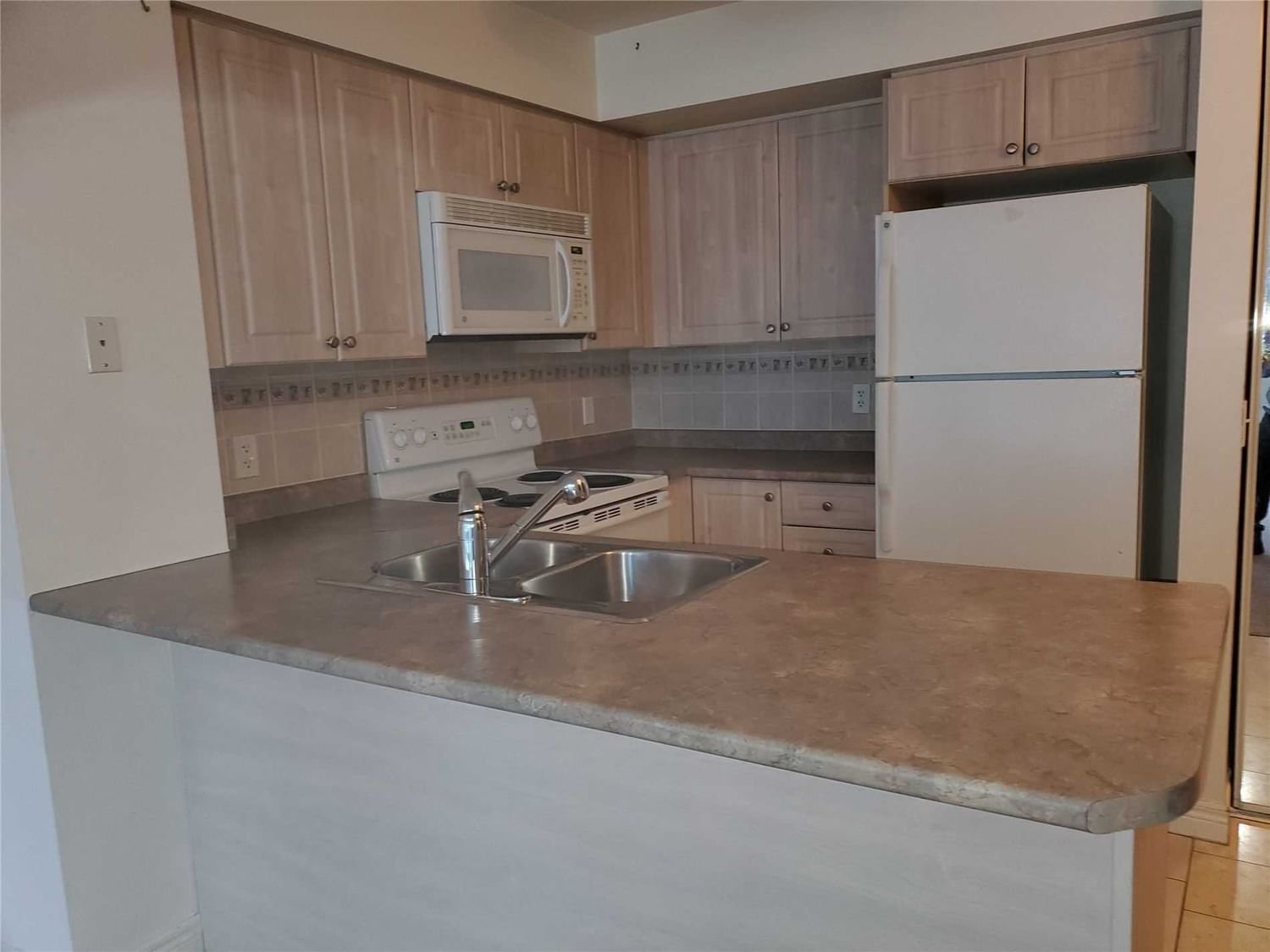 30 Grand Trunk Cres, unit 607 for rent - image #5