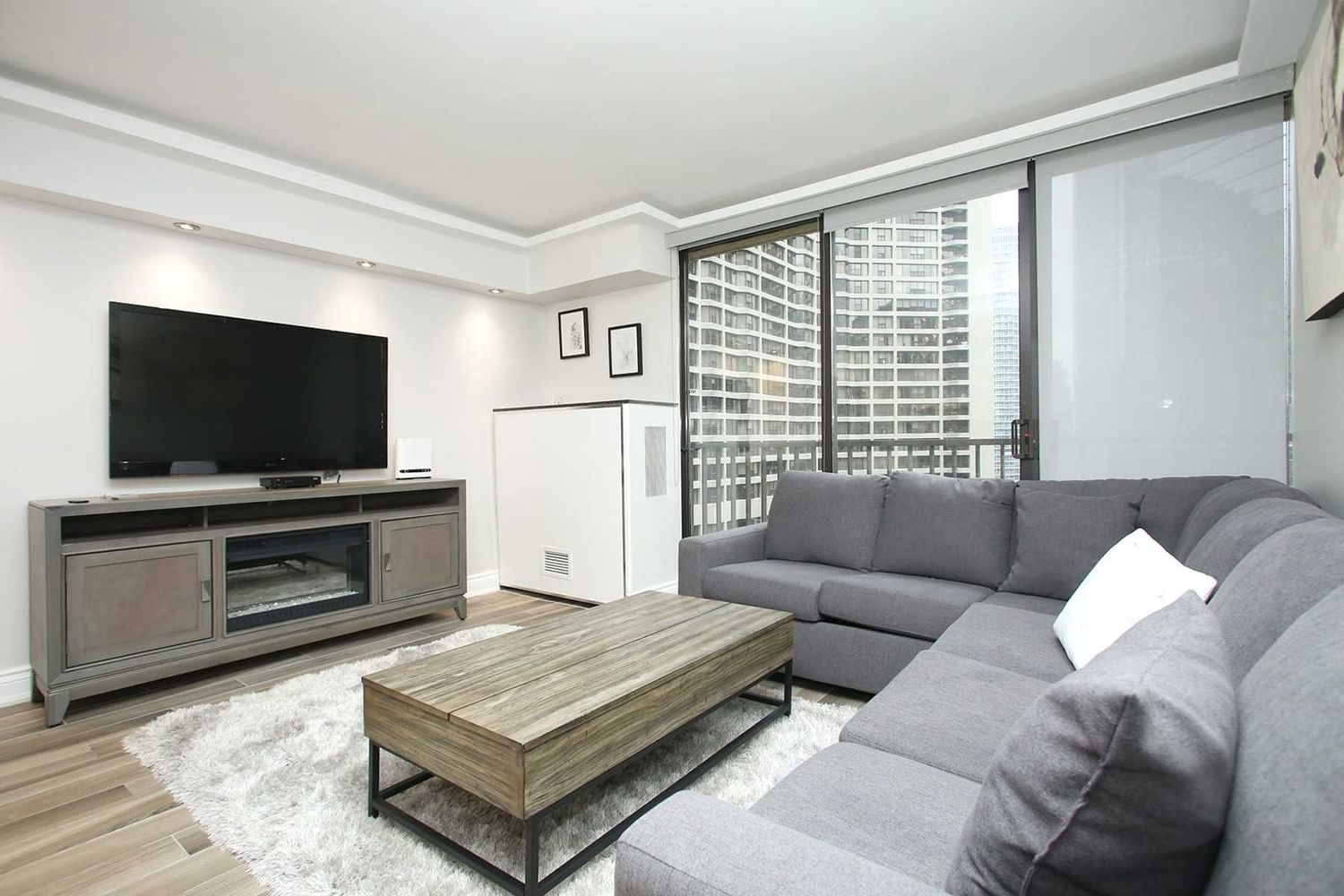 33 Harbour Sq, unit 1212 for rent