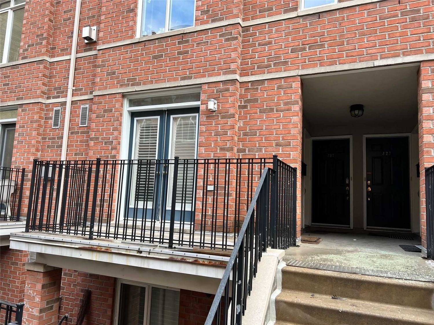 415 Jarvis St, unit 211 for rent - image #2