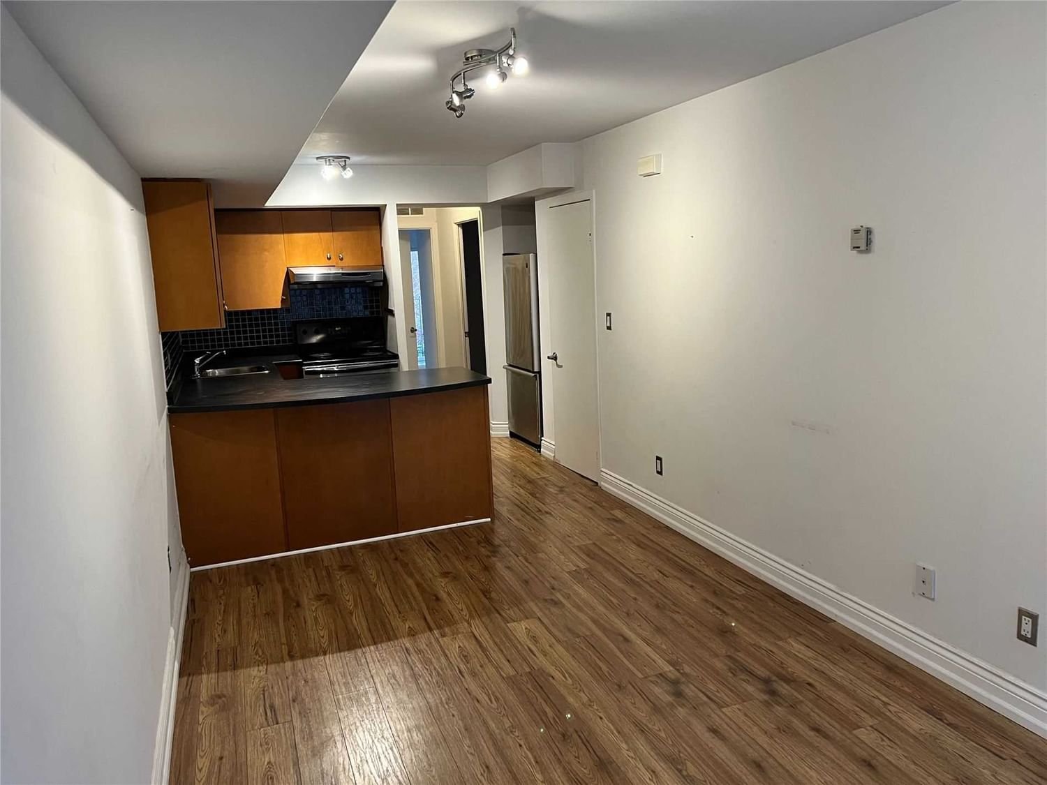 415 Jarvis St, unit 211 for rent - image #5