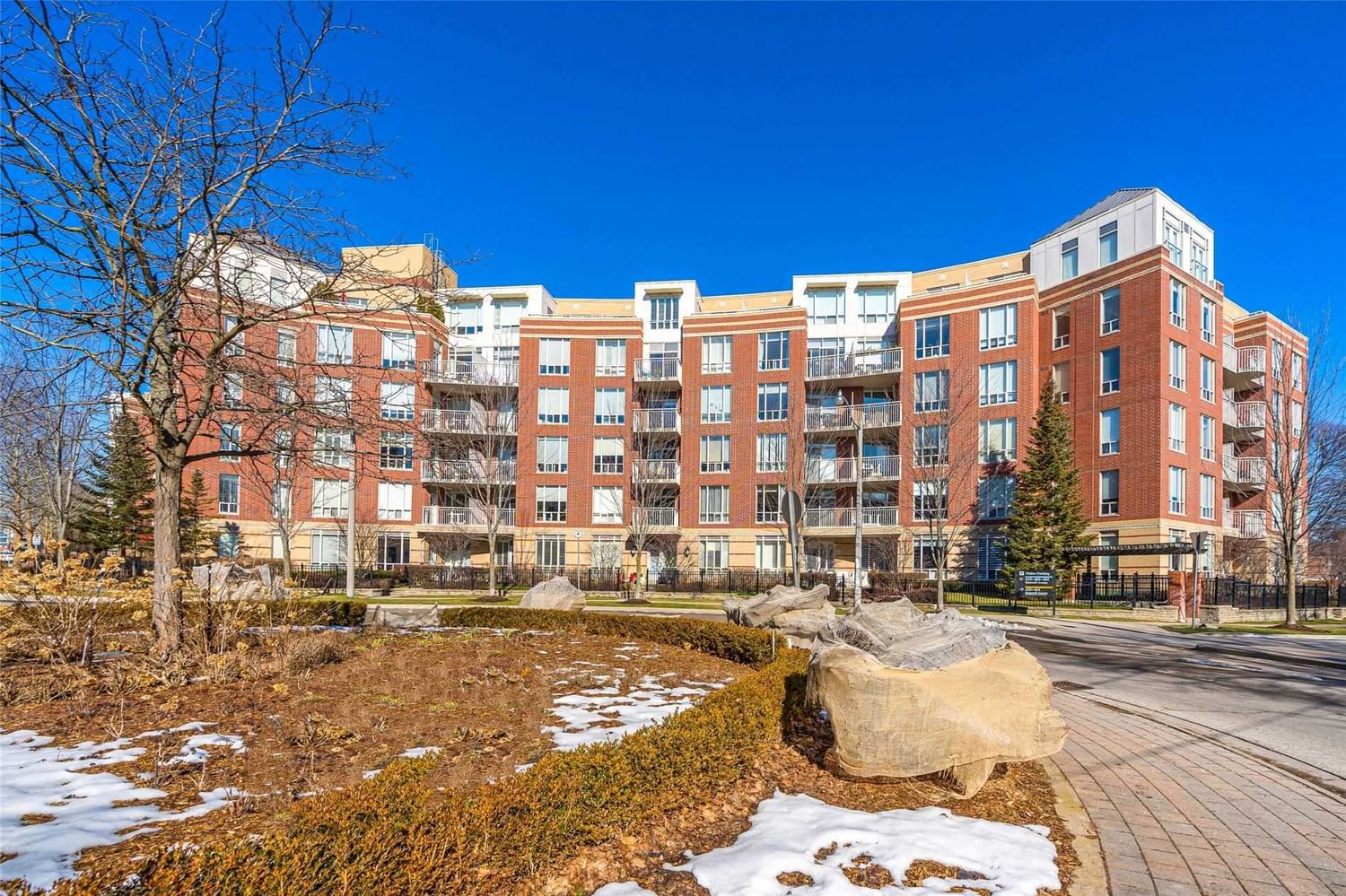 455 Rosewell Ave Lawrence Park Condos on Rosewell 1 Bed 1 Bath