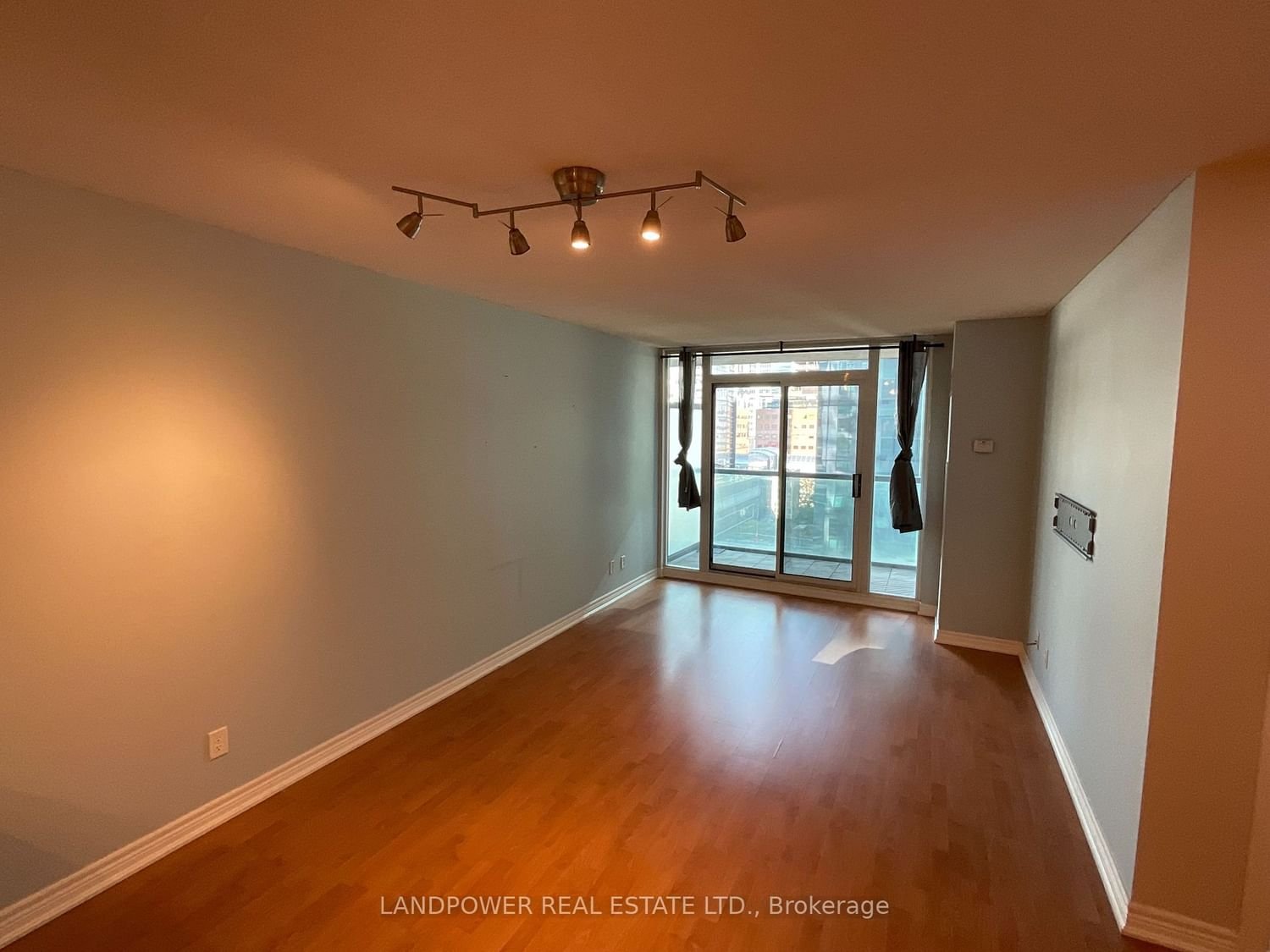 30 Grand Trunk Cres W, unit 1105 for rent - image #3