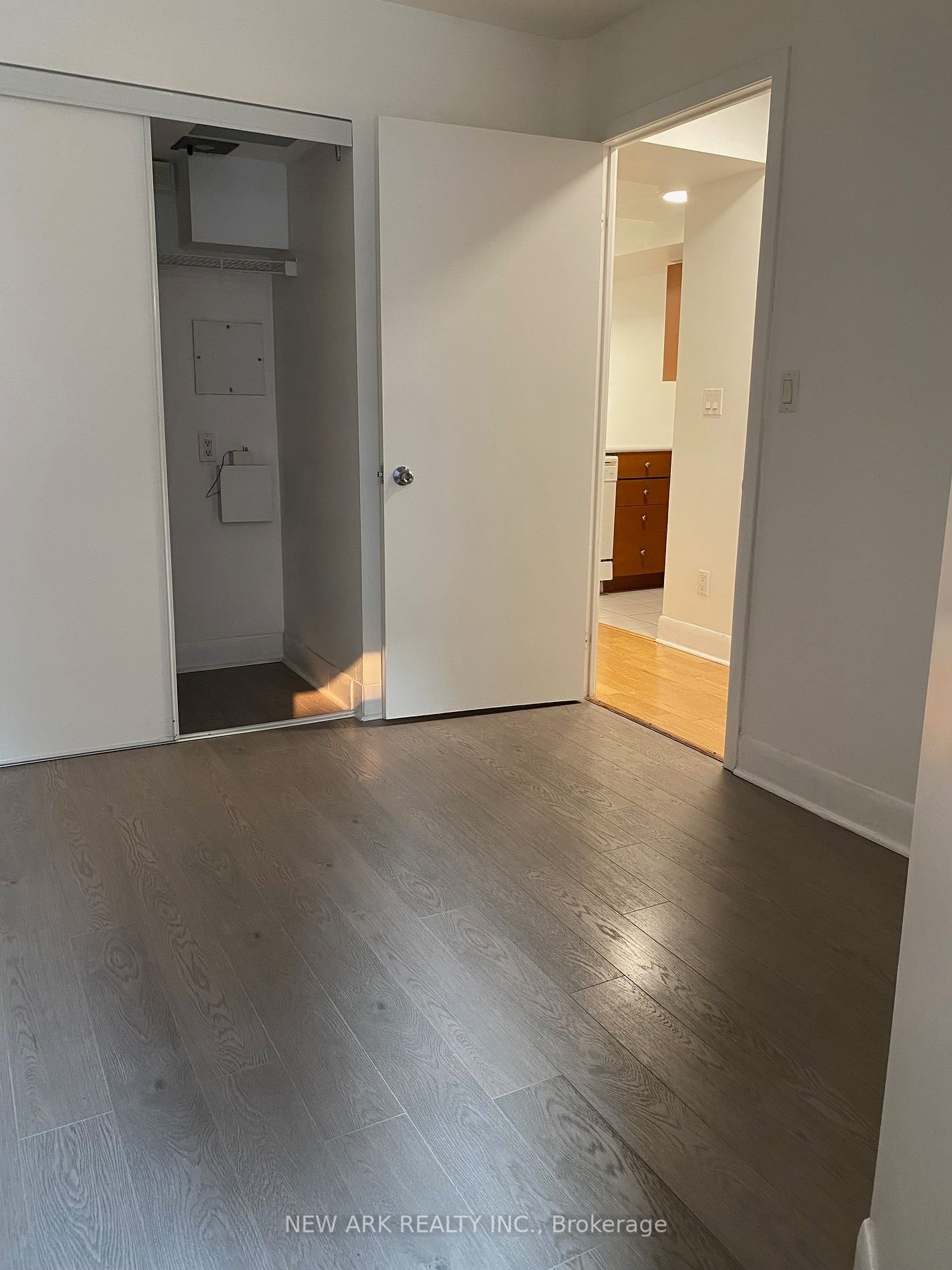 415 Jarvis St, unit 218 for rent - image #8