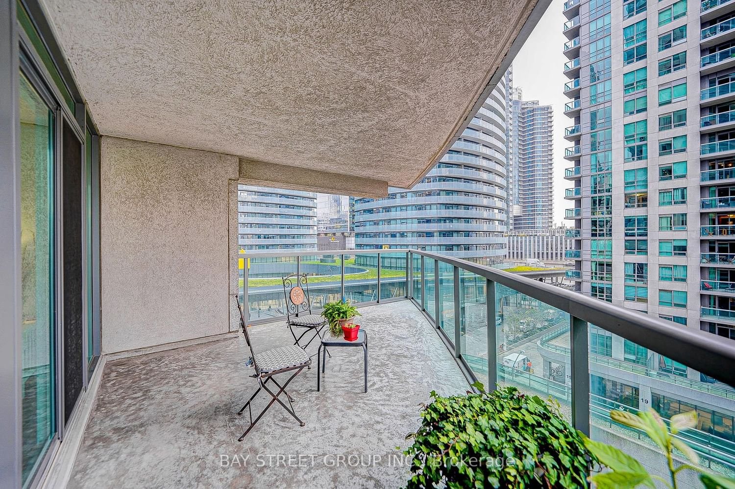 30 Grand Trunk Cres, unit 711 for rent - image #31