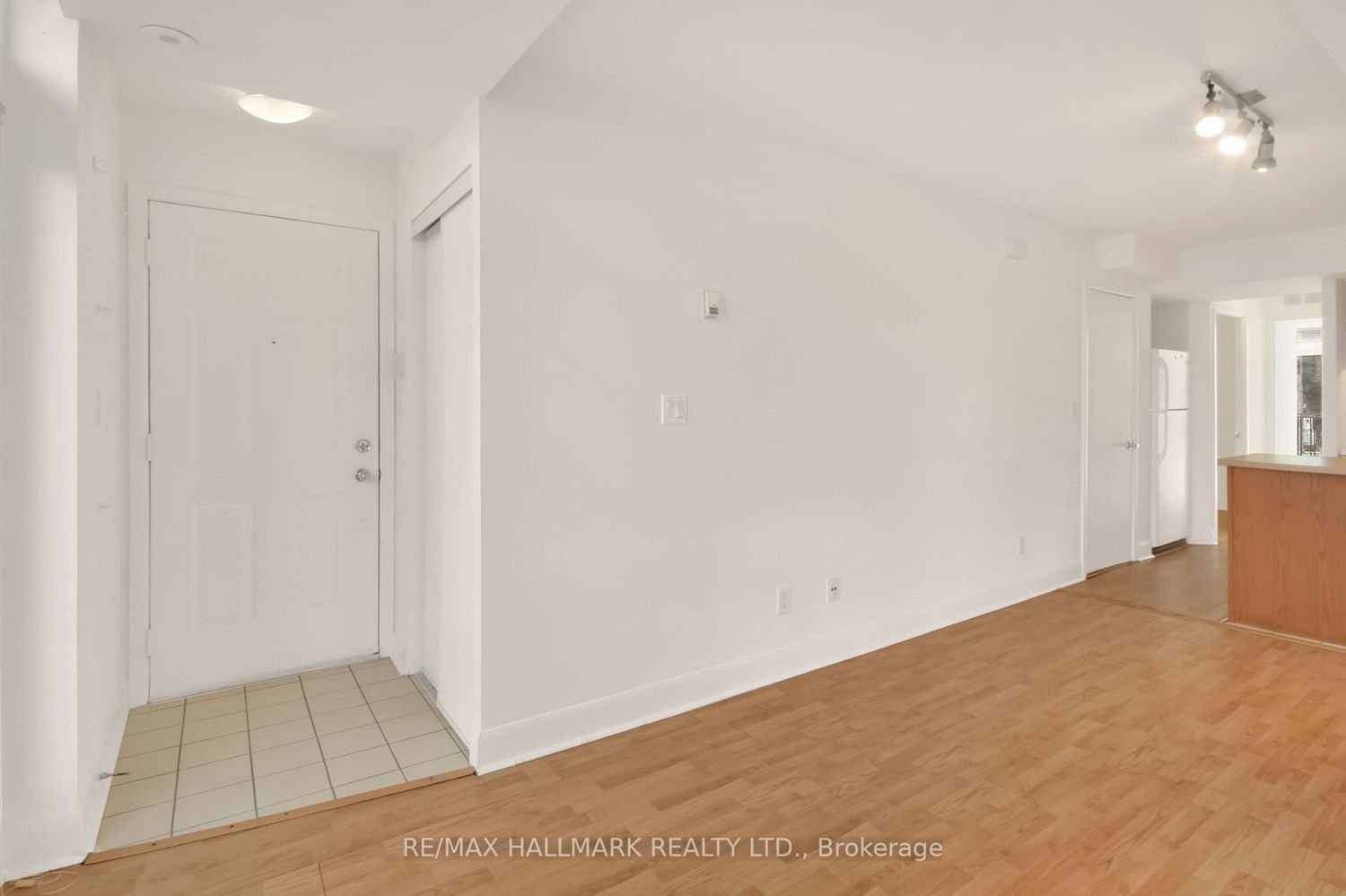 415 Jarvis St, unit 200 for rent - image #2