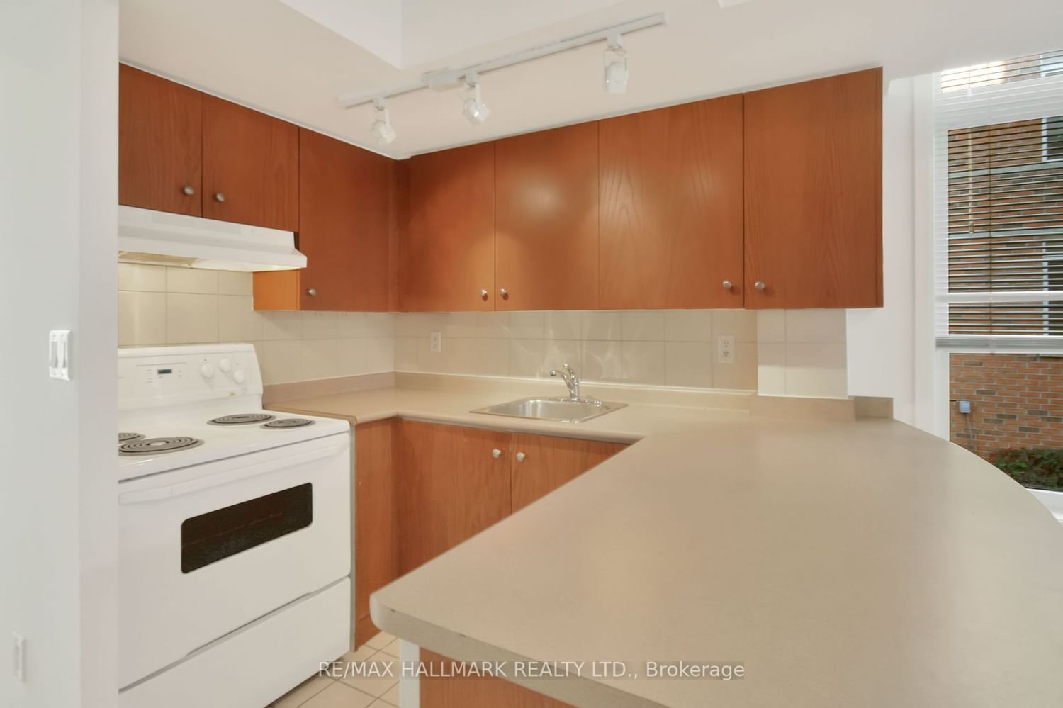 415 Jarvis St, unit 200 for rent - image #5