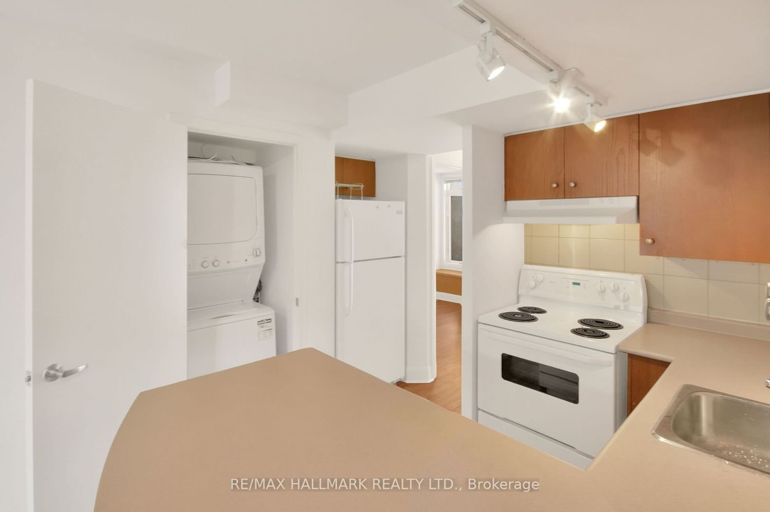415 Jarvis St, unit 200 for rent - image #7