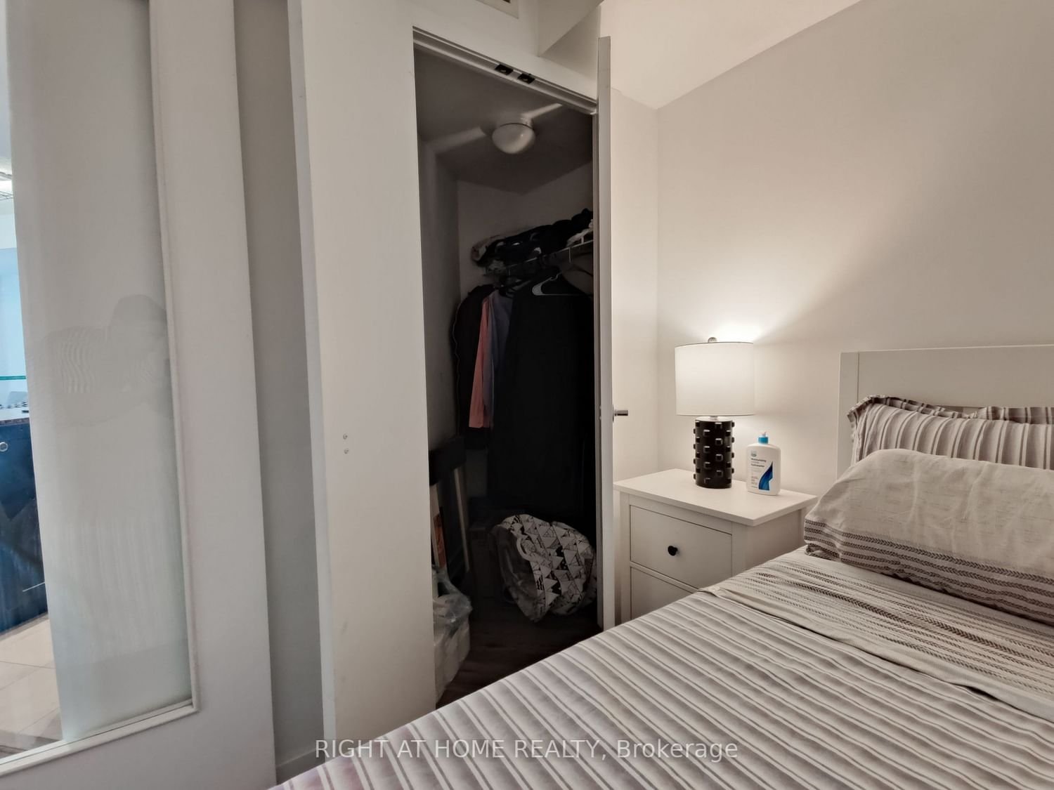 8 York St S, unit 1010 for rent - image #15