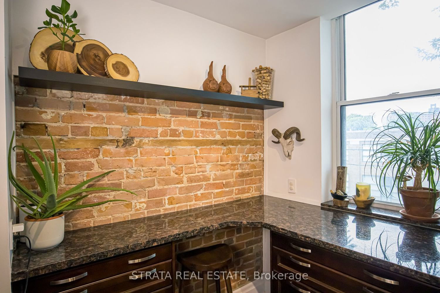 364 Dundas St E, unit A for sale