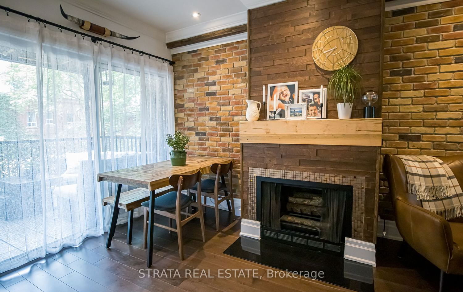 364 Dundas St E, unit A for sale