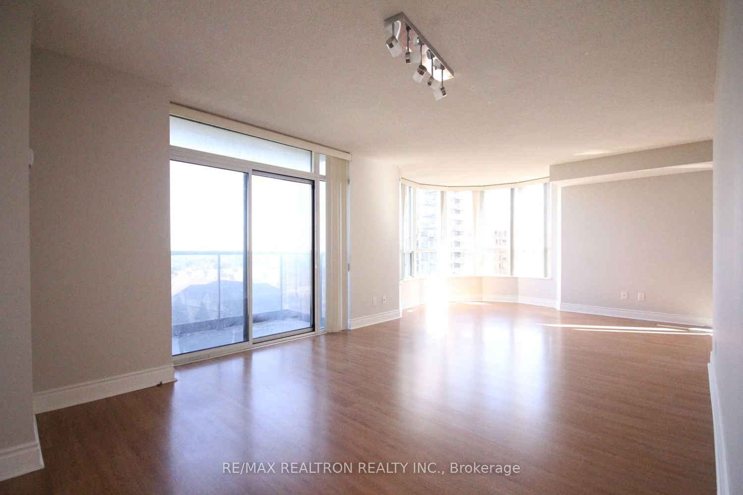 10 Northtown Way, unit 804 for rent - image #6